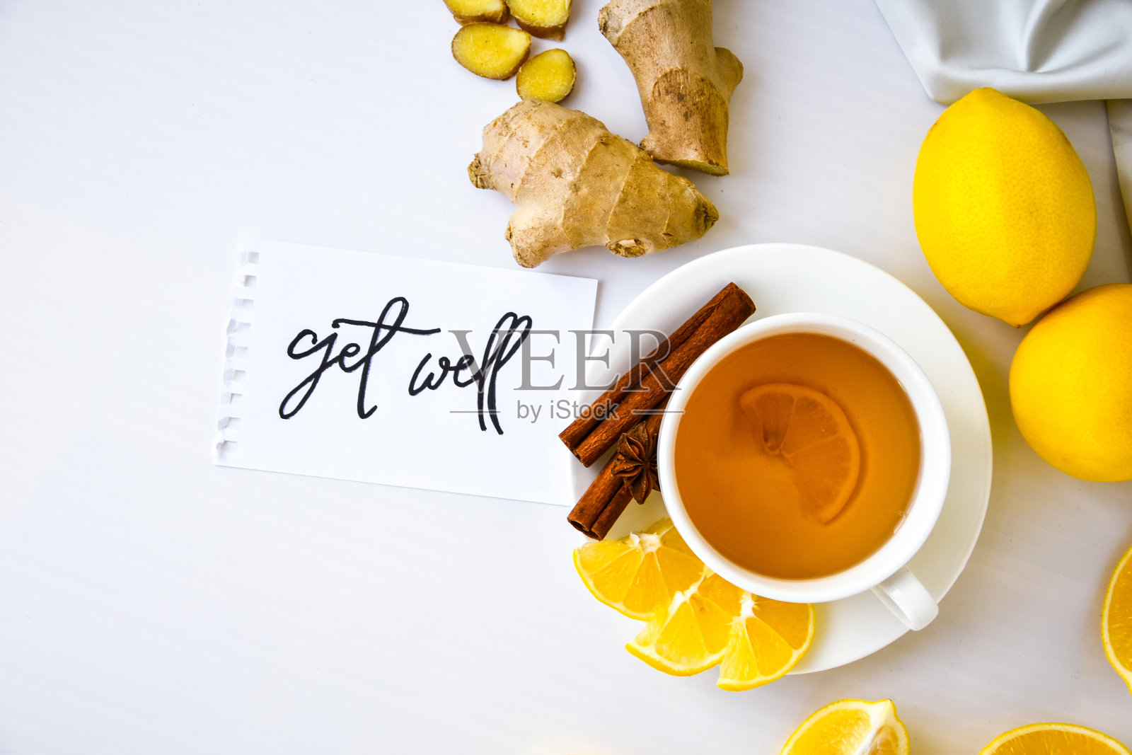 GET WELL -写在一张纸上的产品治疗普通感冒-柠檬，生姜，甘菊茶。天然维生素饮料照片摄影图片