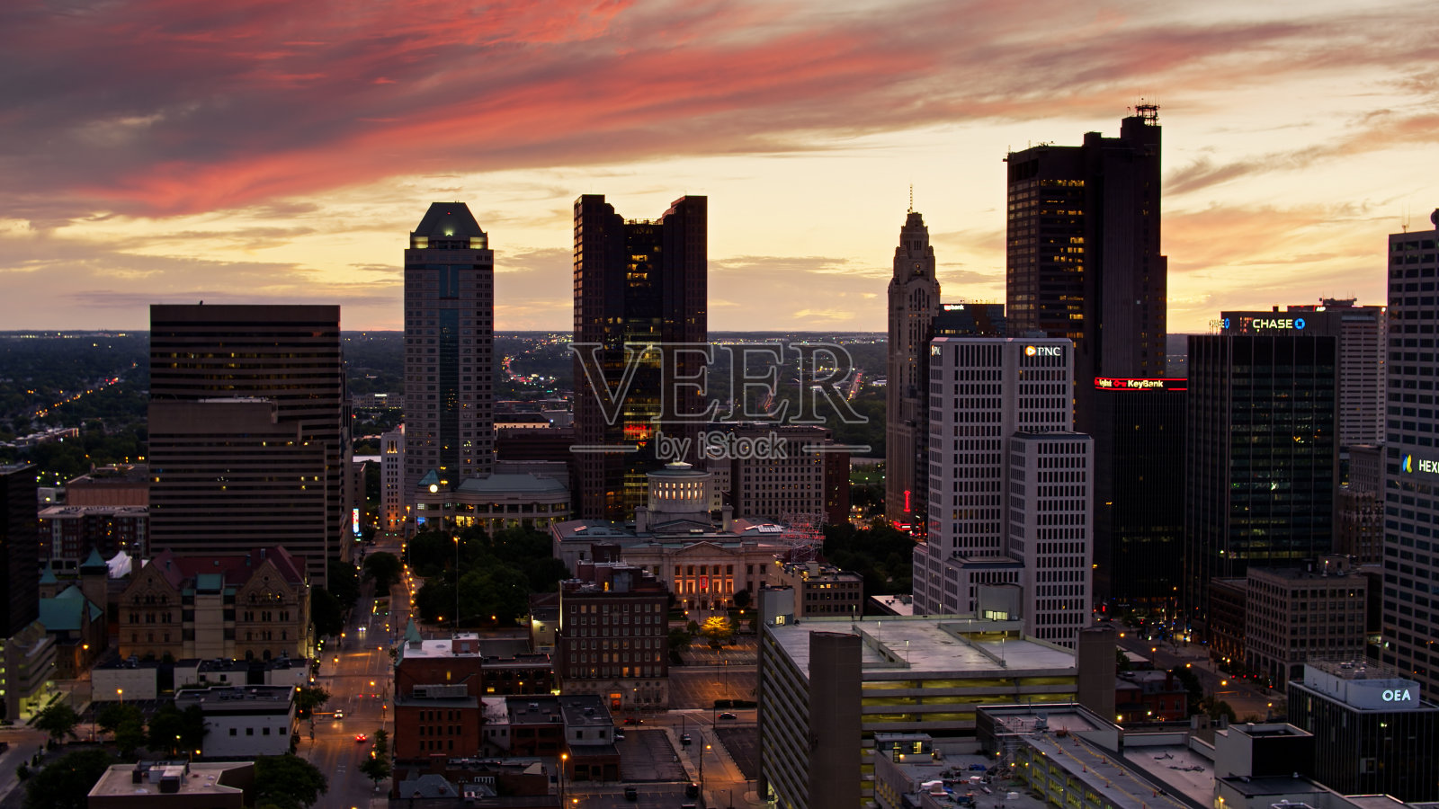 哥伦布市中心后的火红日落-无人机照片摄影图片