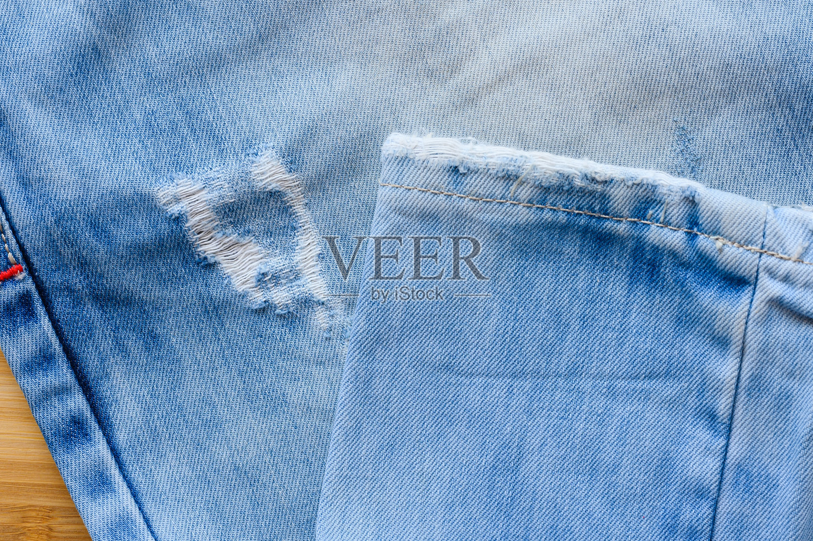 牛仔裤磨痕处照片摄影图片