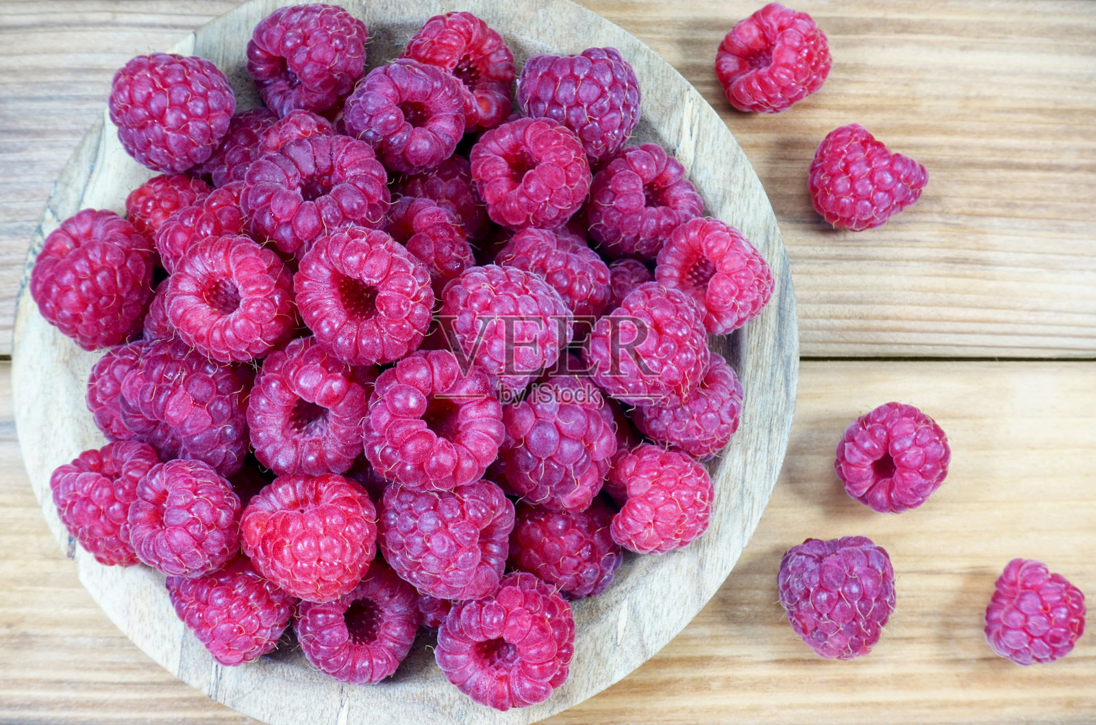 木表面上的覆盆子。照片摄影图片