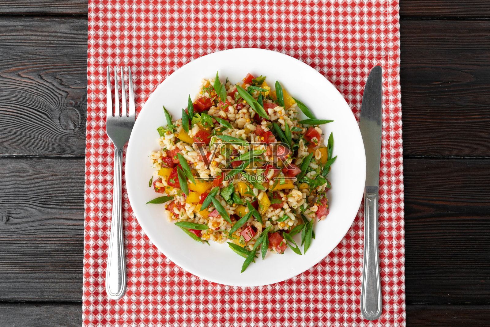 格鲁吉亚塔博勒沙拉配干小麦和蔬菜放在黑色木桌上照片摄影图片