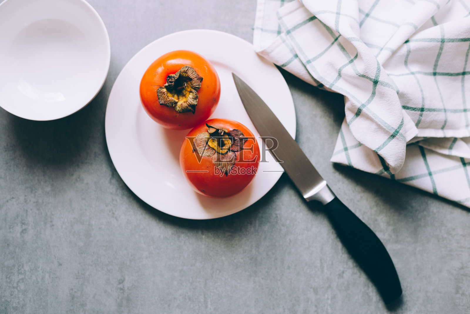 木桌上放着新鲜的卡其果照片摄影图片