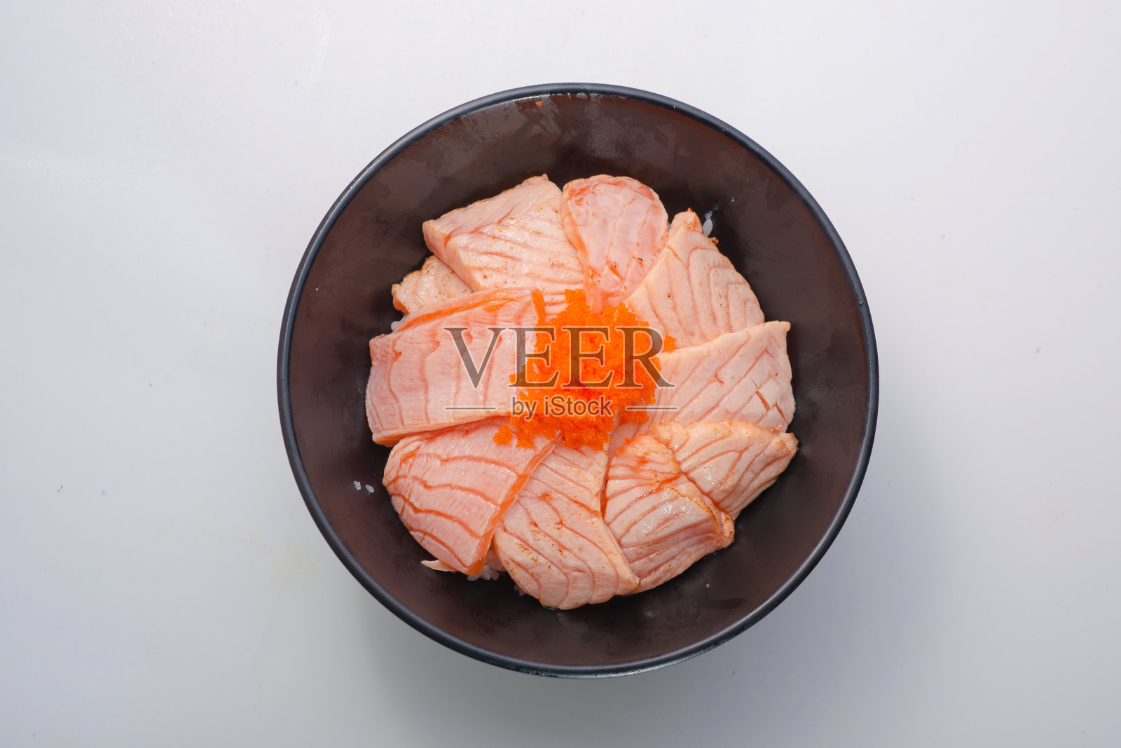 三文鱼饭——日本的三文鱼片配米饭照片摄影图片