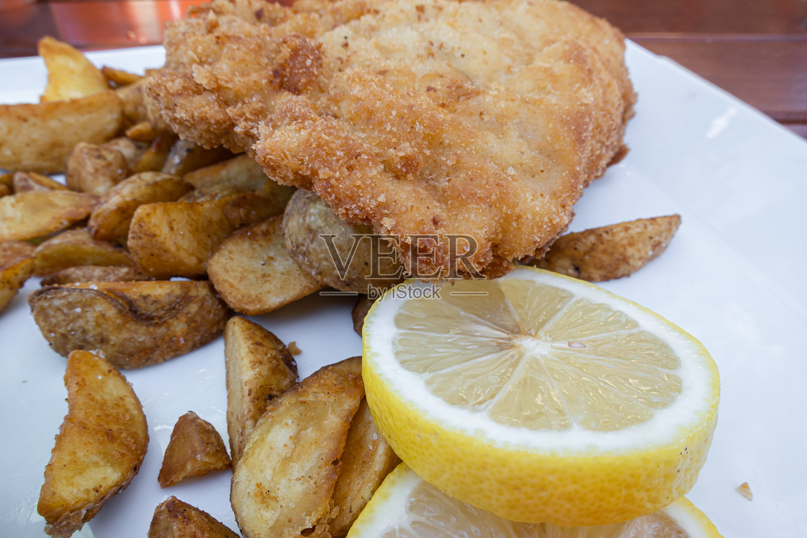 蓝带牛排配土豆和柠檬照片摄影图片