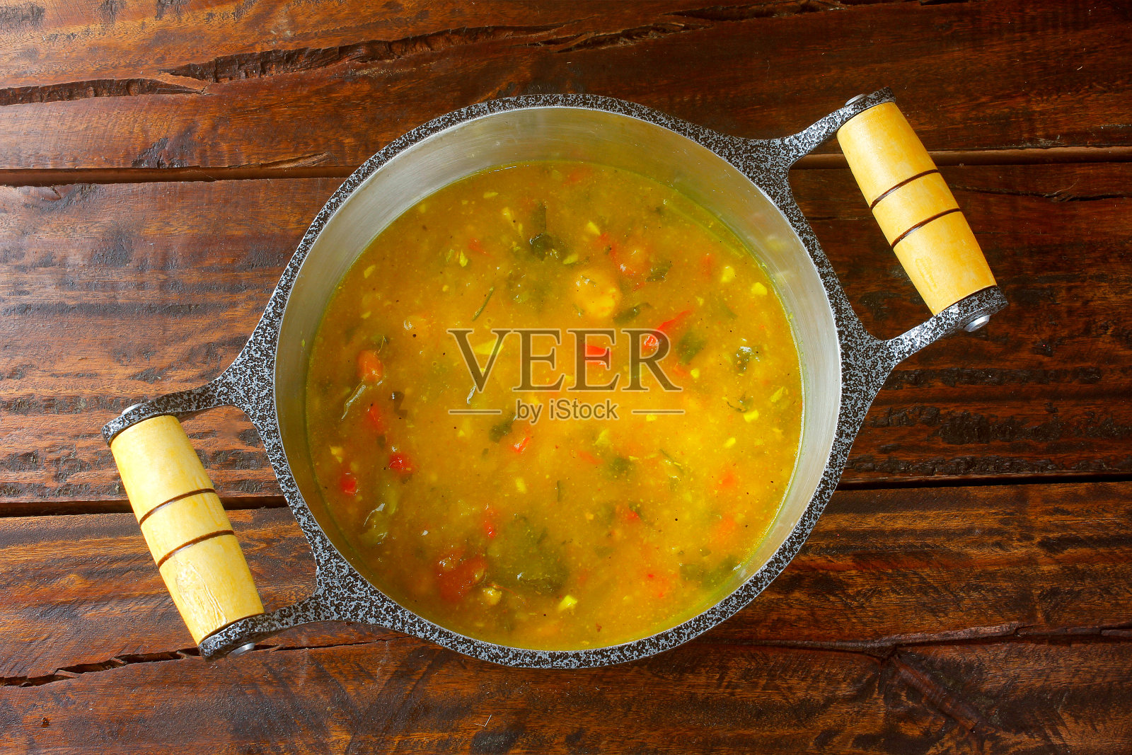 Pirão是一道传统的巴西美食，由木薯粉、鱼或虾制成，放在平底锅里，放在质朴的木桌上照片摄影图片