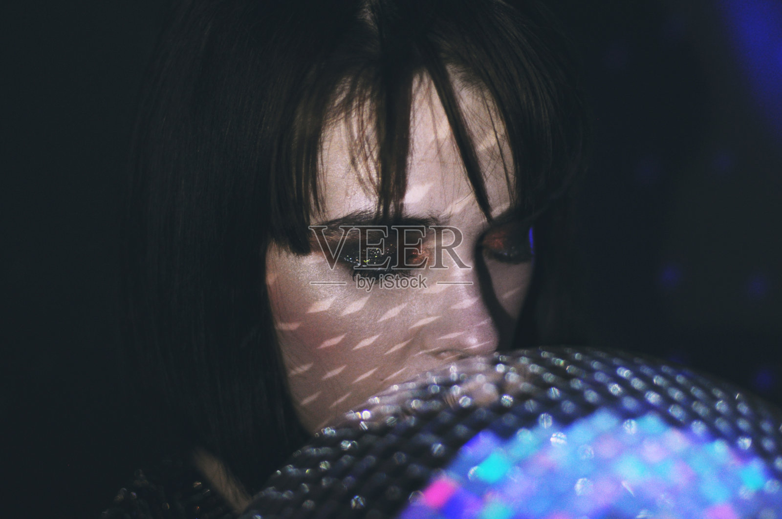 年轻女孩在跳迪斯科照片摄影图片