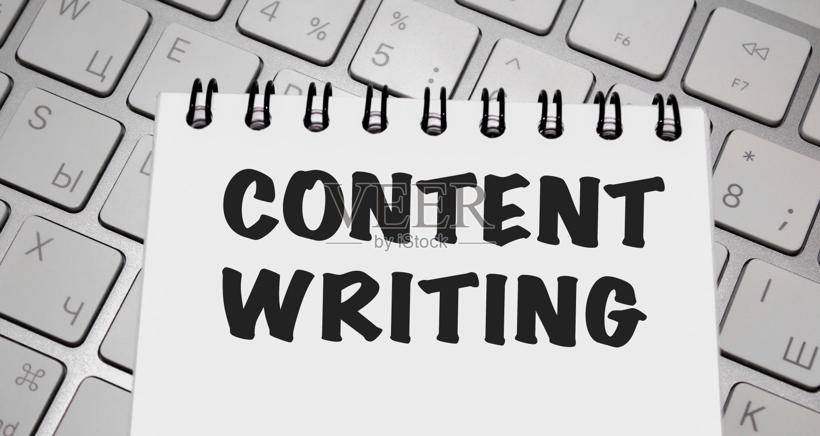 文字内容写在记事本上，键盘上照片摄影图片