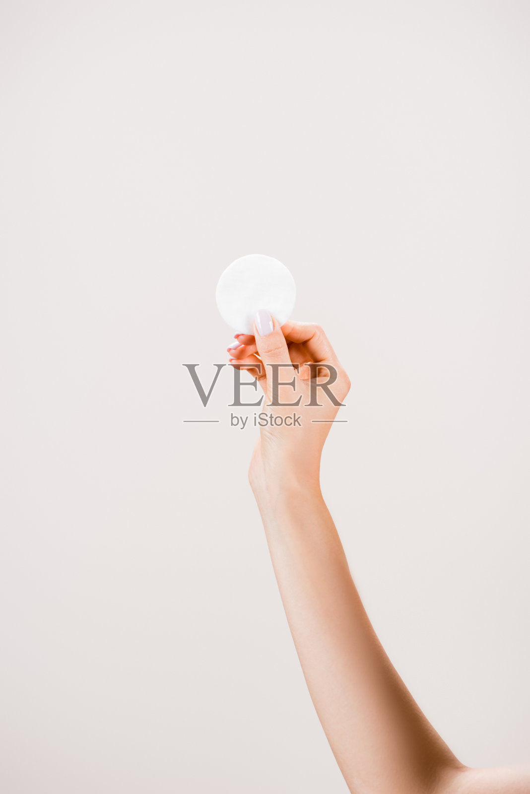 妇女抱着棉垫孤立在灰色裁剪的观点照片摄影图片