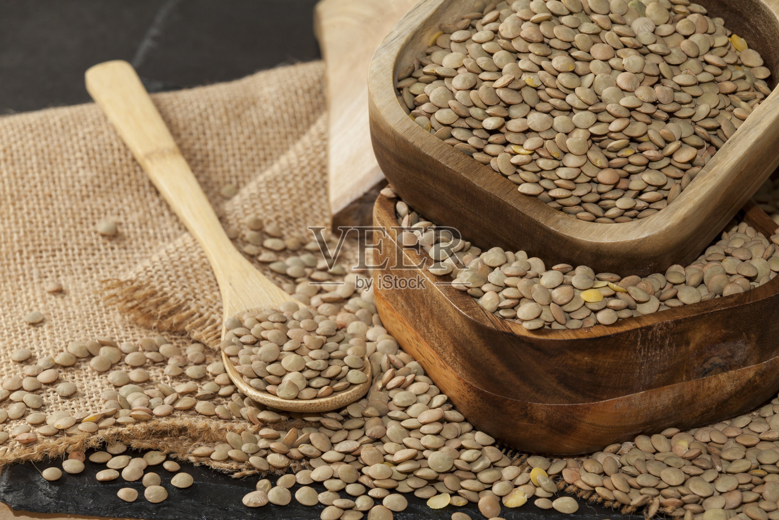 小扁豆-透镜烹饪;富含营养物质的食物。照片摄影图片