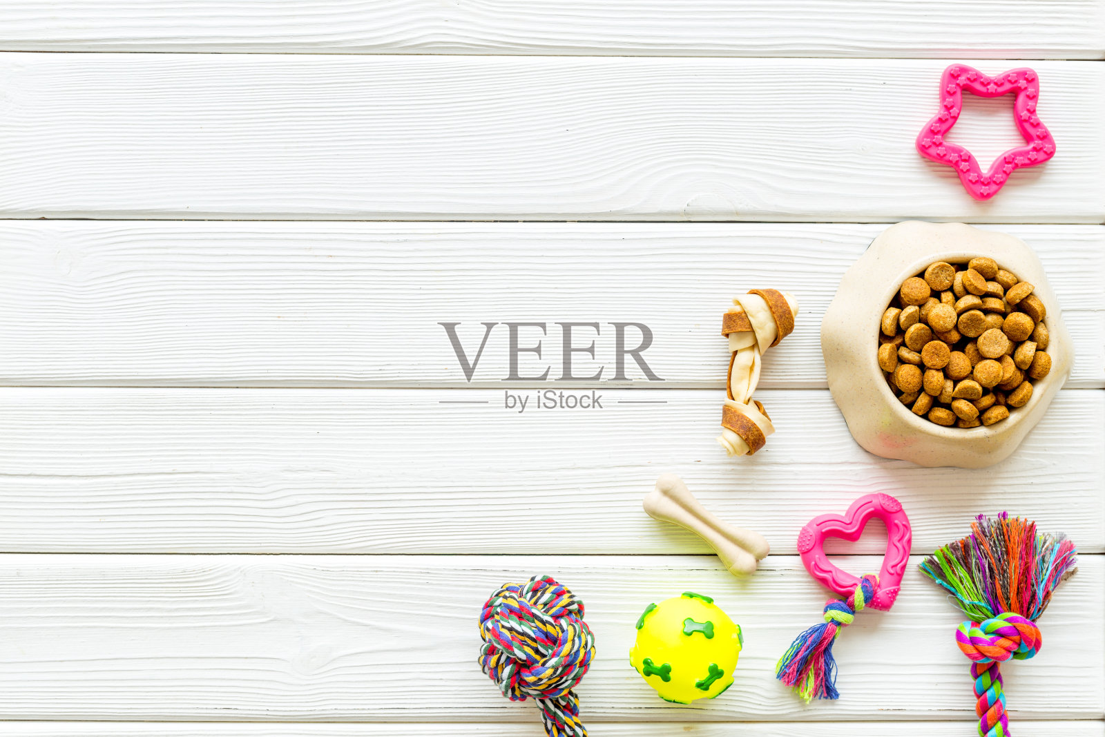 宠物护理与配件的狗和猫。玩具和干粮俯视图照片摄影图片