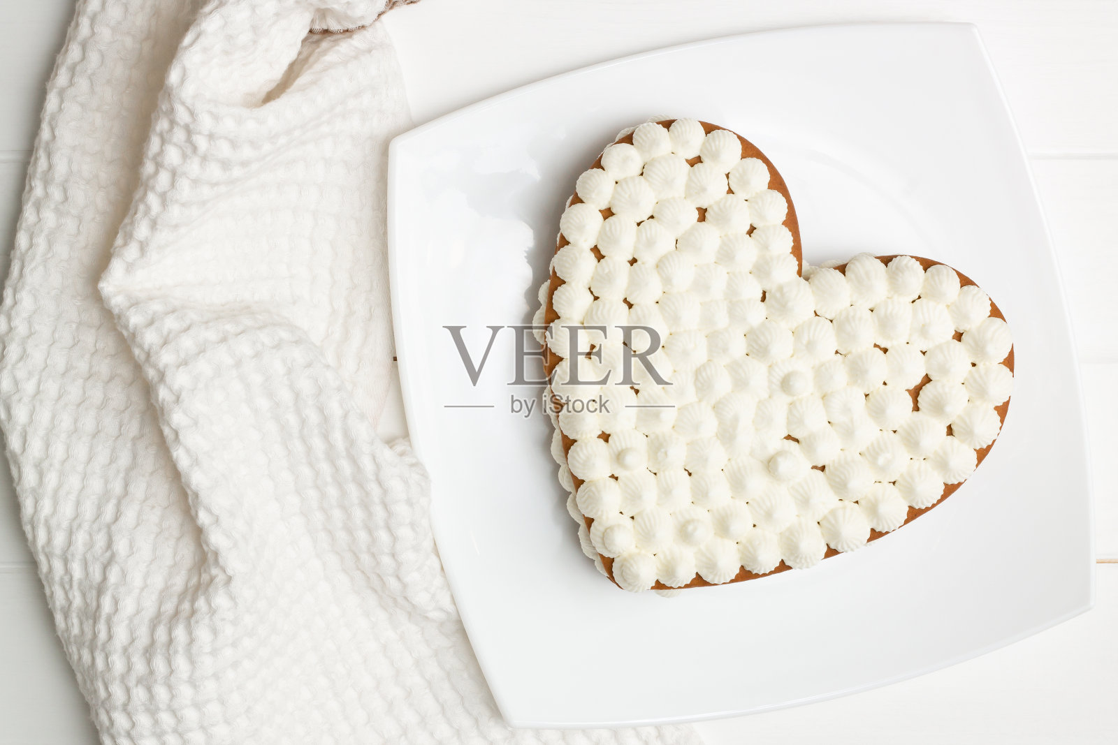 一步一步的制作心形蛋糕。第11步:把奶油蛋糕平铺在一起。照片摄影图片