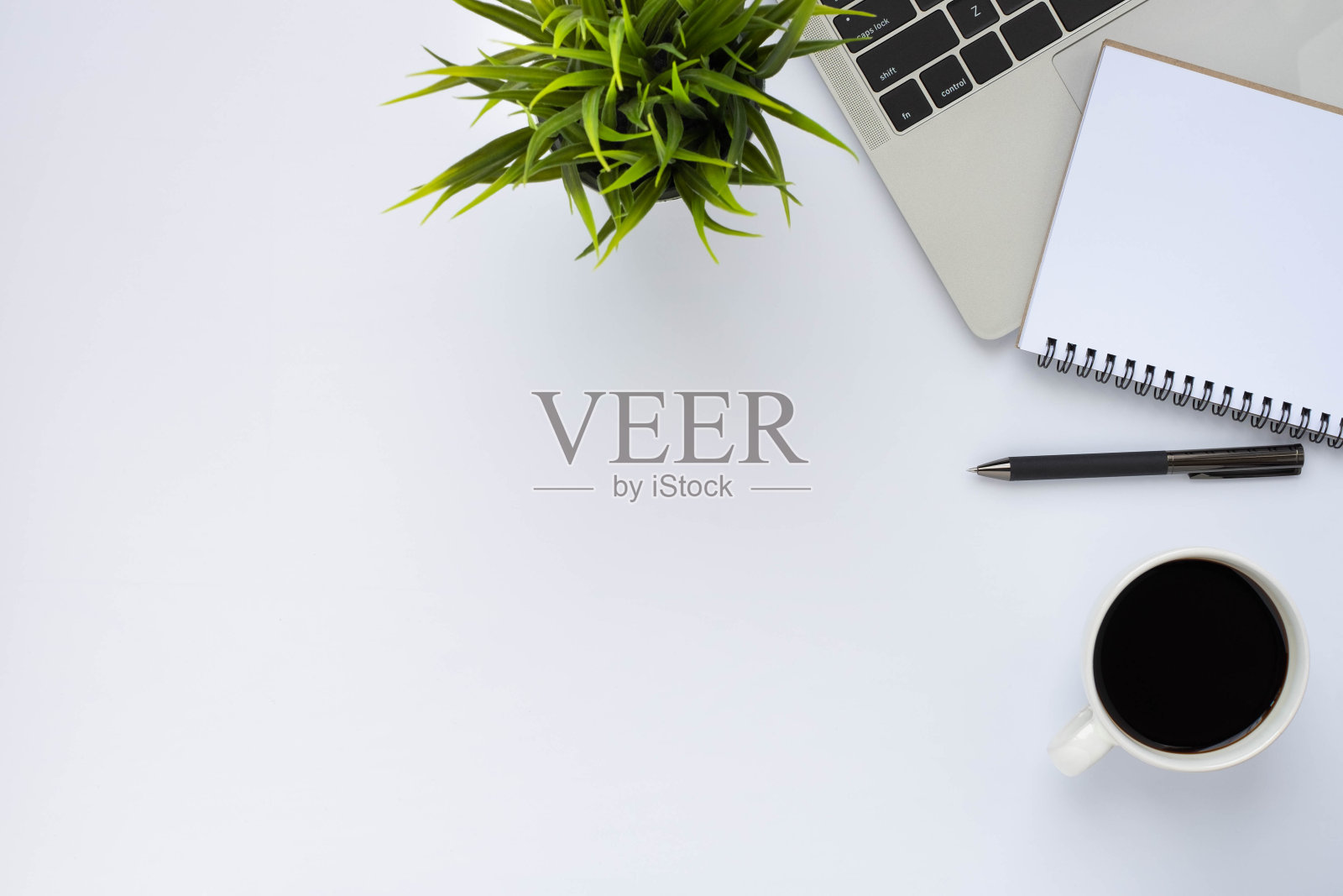 办公室里有白色的桌子。上面的俯视图键盘电脑与咖啡杯和笔。空间为现代设计师的创意作品。平铺与拷贝空间。企业财务的概念。照片摄影图片