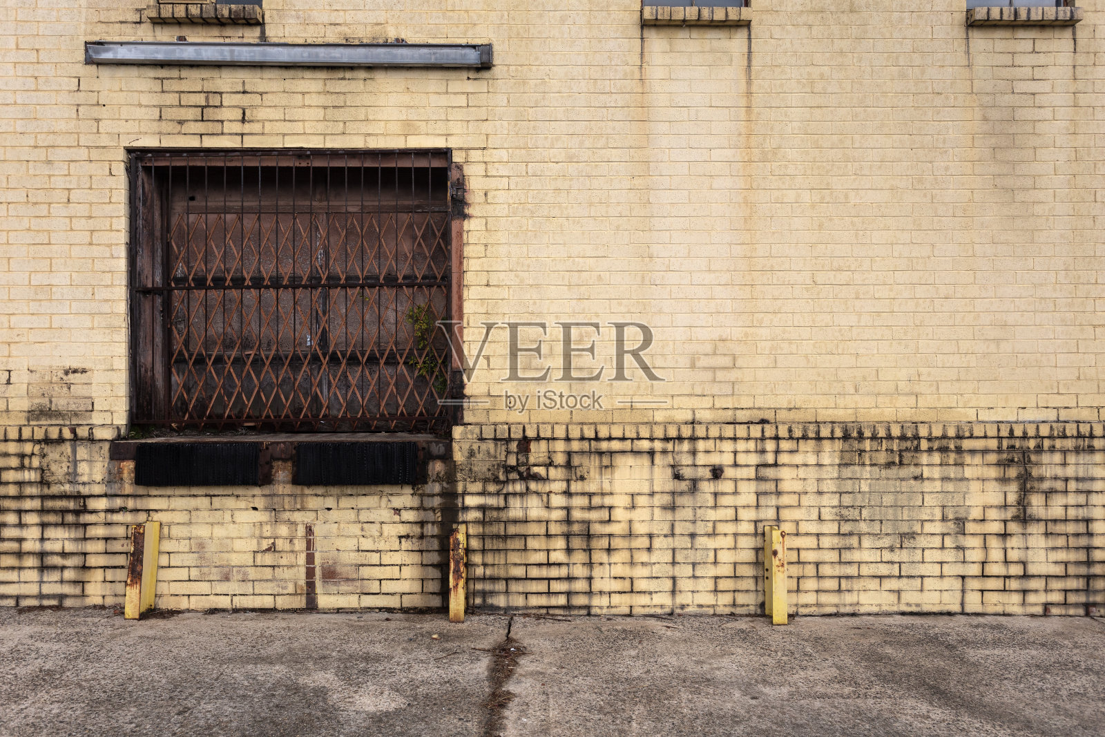 旧砖仓库漆成黄色，被遗弃在南方腹地照片摄影图片