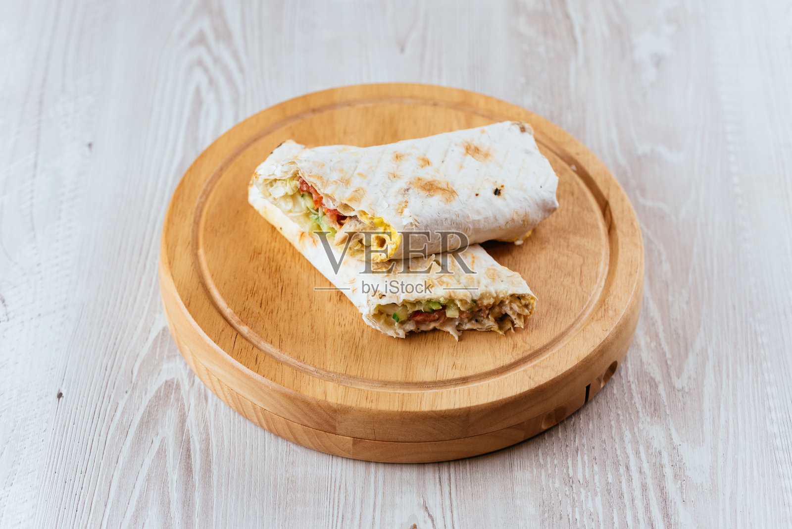 土耳其沙瓦玛在木板和灯光背景照片摄影图片