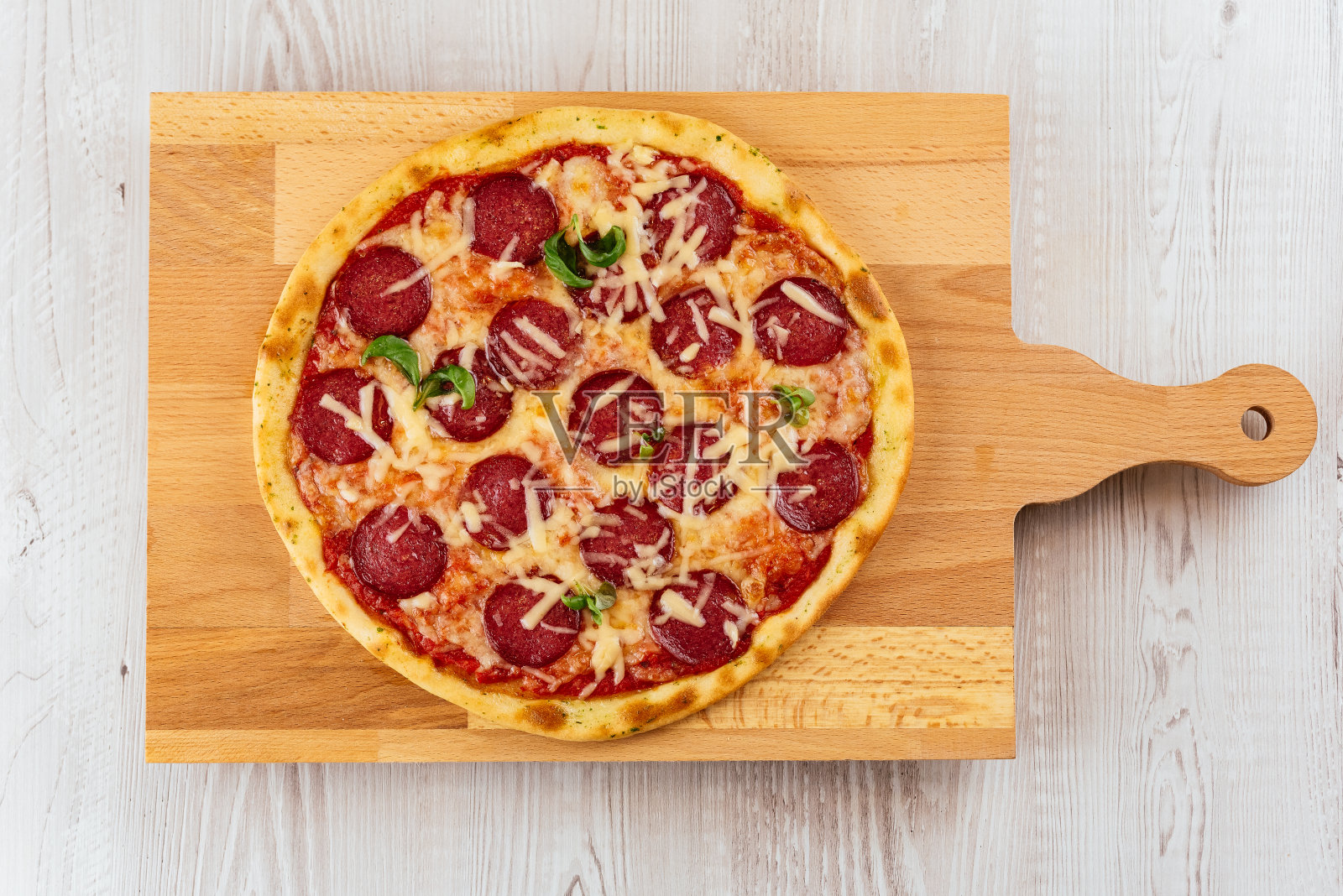 意大利披萨在木板和灯光背景照片摄影图片