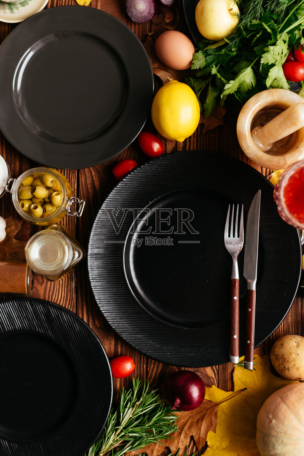 黑色盘子在木背景蔬菜和水果照片摄影图片