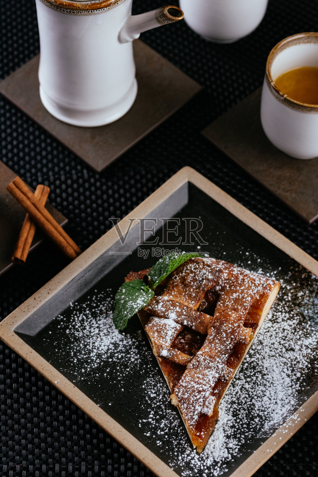 各种甜点和茶在黑色的背景照片摄影图片