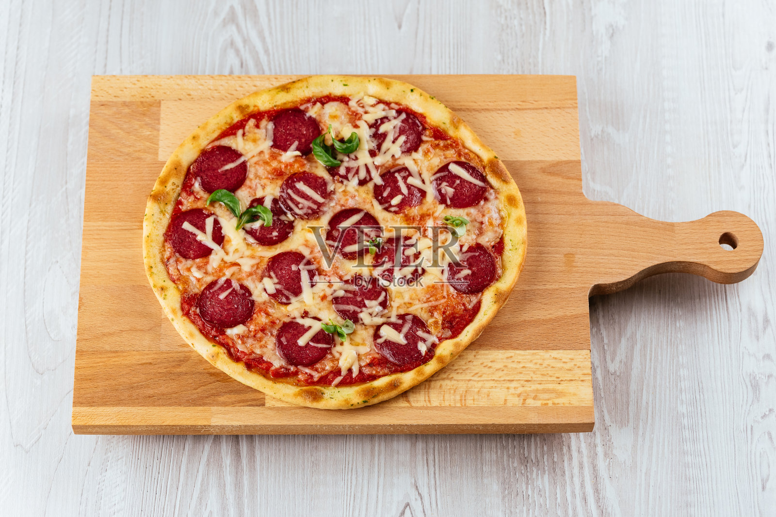 意大利披萨在木板和灯光背景照片摄影图片