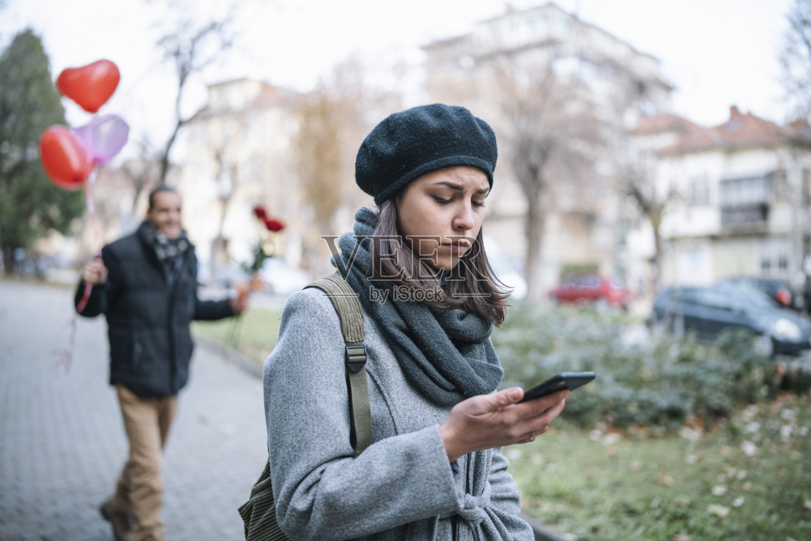 情人节忧虑的女人。照片摄影图片