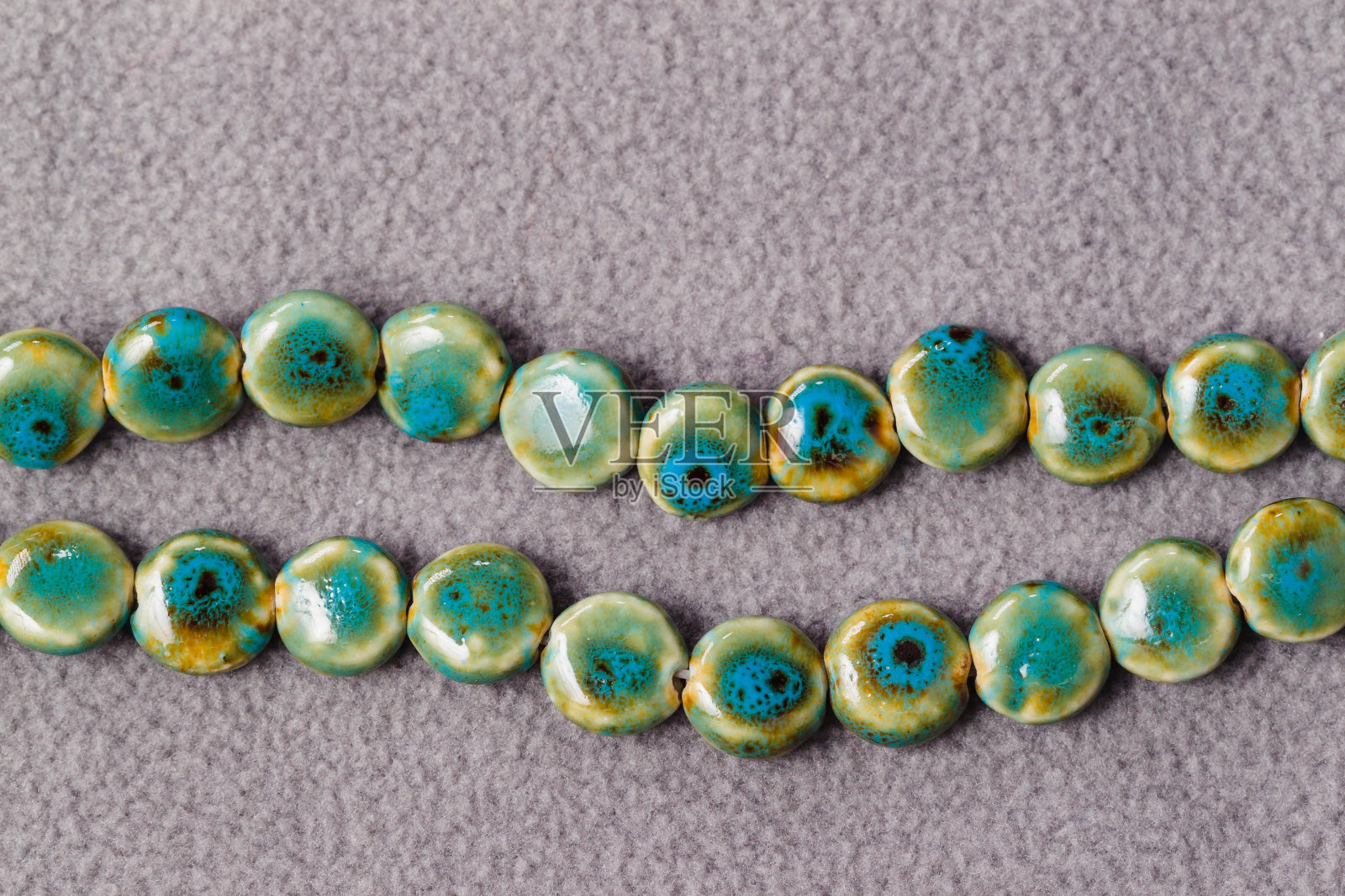 一个圆形的绿色珠子为创造珠宝照片摄影图片