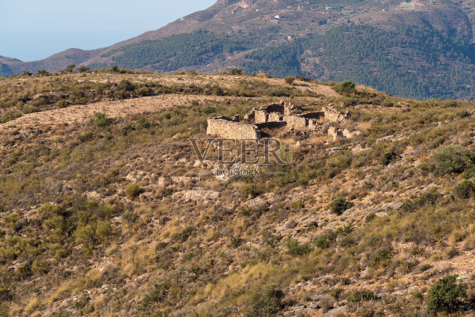 一座山中的破旧农舍照片摄影图片