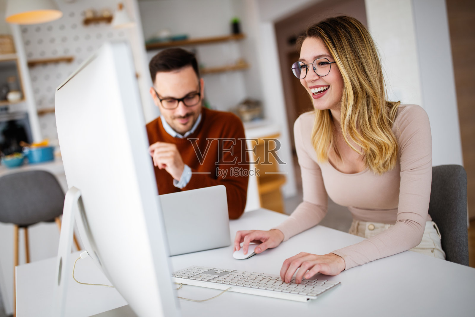 商务人士、设计师在现代化的办公室里从事新项目的工作照片摄影图片