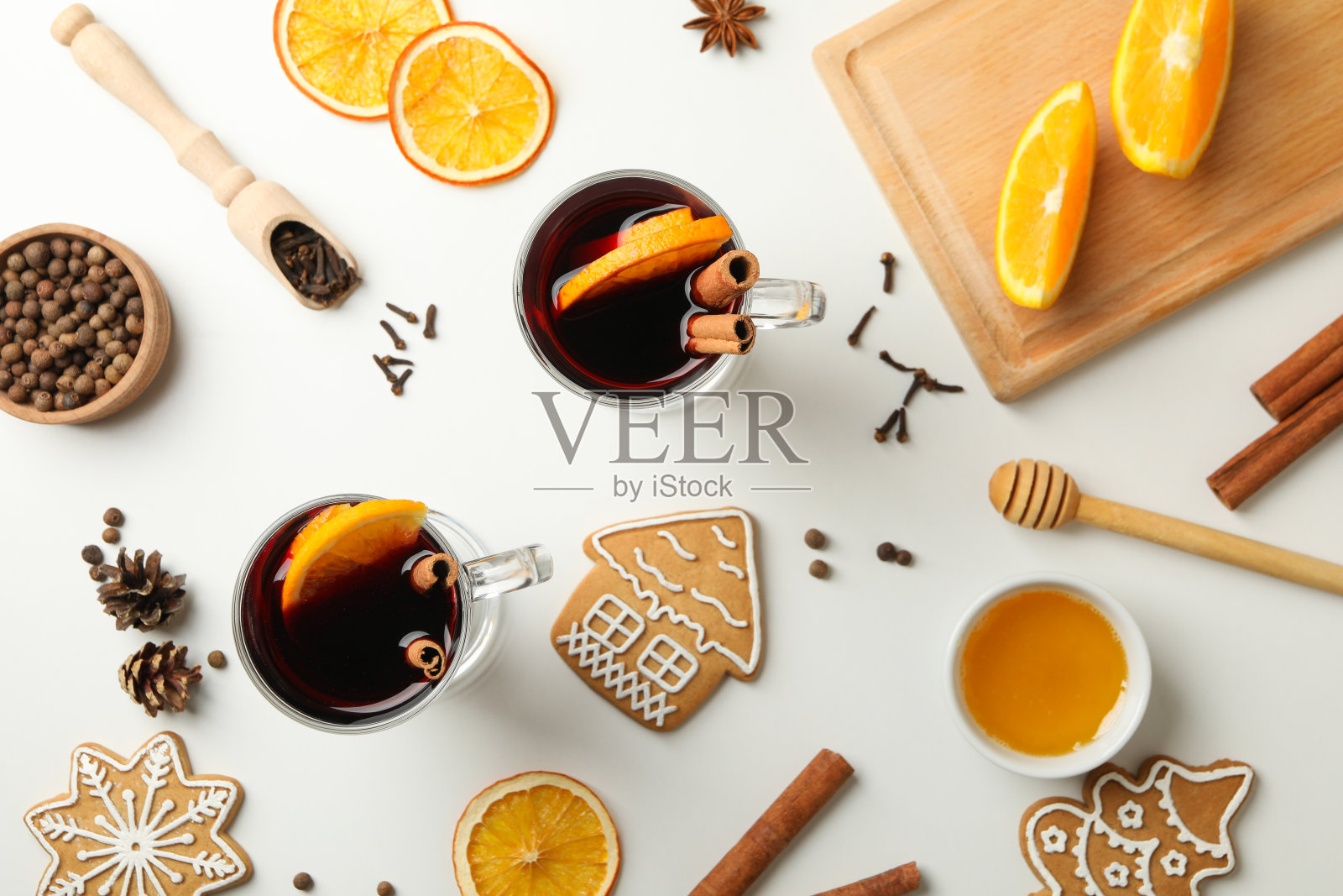 一杯热葡萄酒和配料在白色的背景照片摄影图片