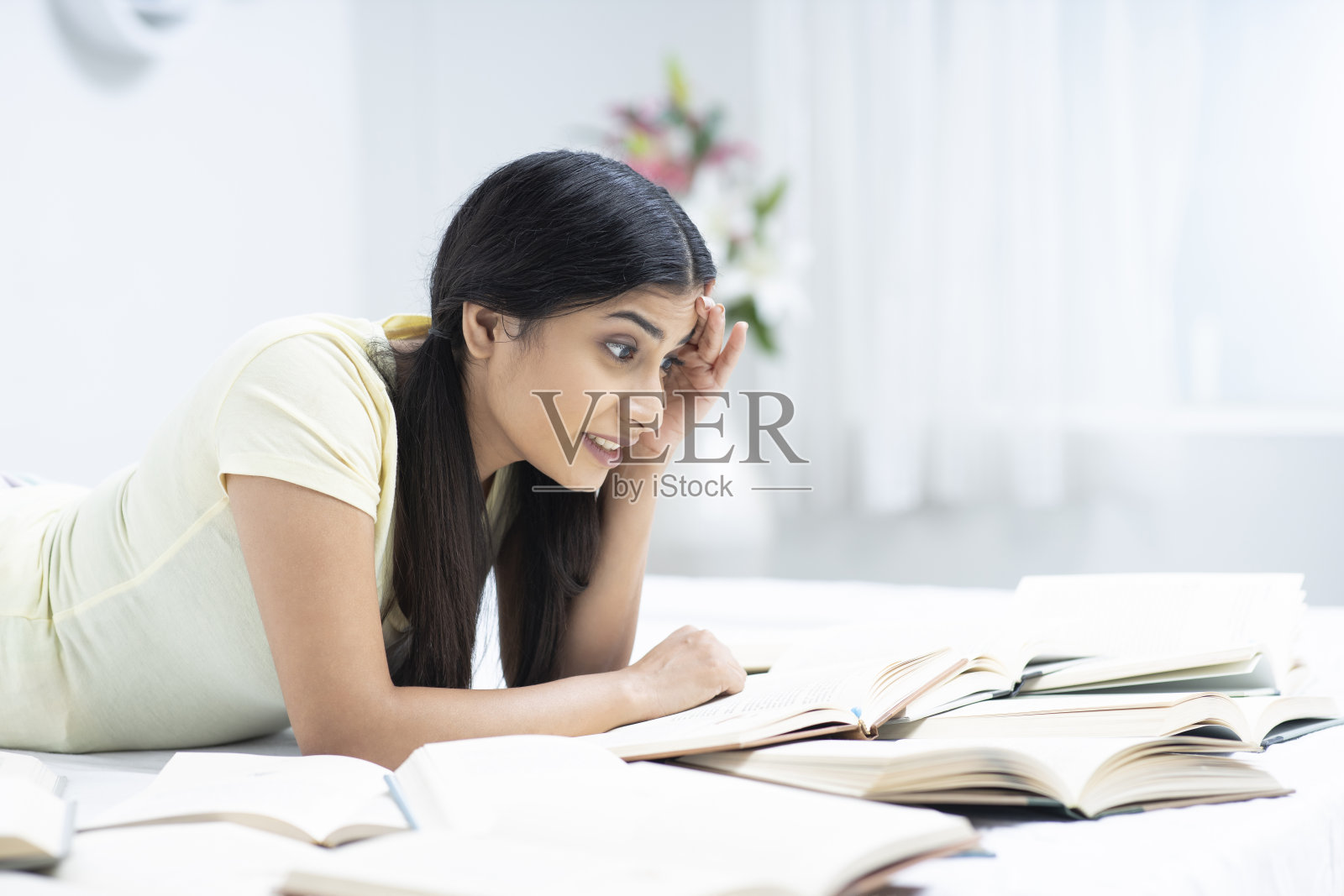 年轻女子研究-库存照片照片摄影图片