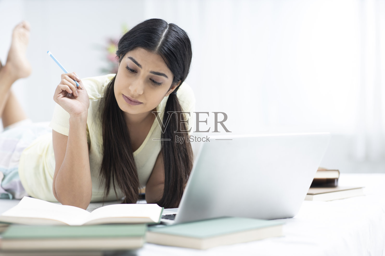 年轻女子研究-库存照片照片摄影图片