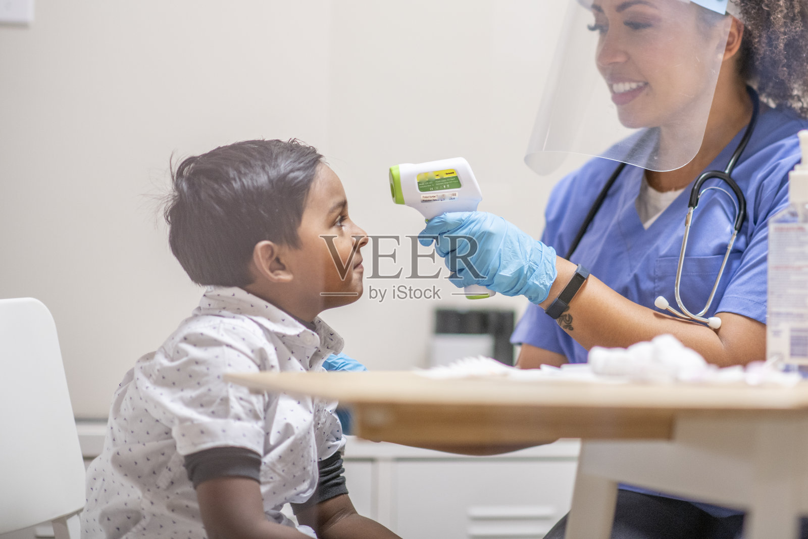 儿童接受免疫接种照片摄影图片