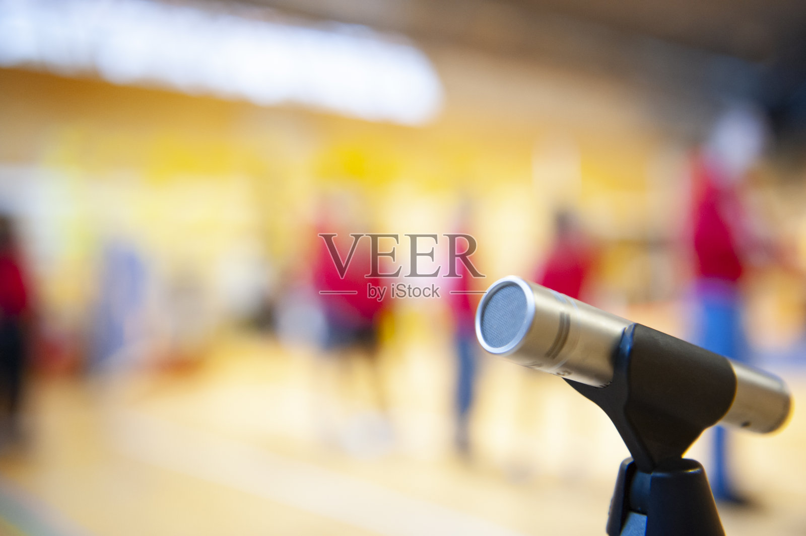 麦克风在舞台上照片摄影图片