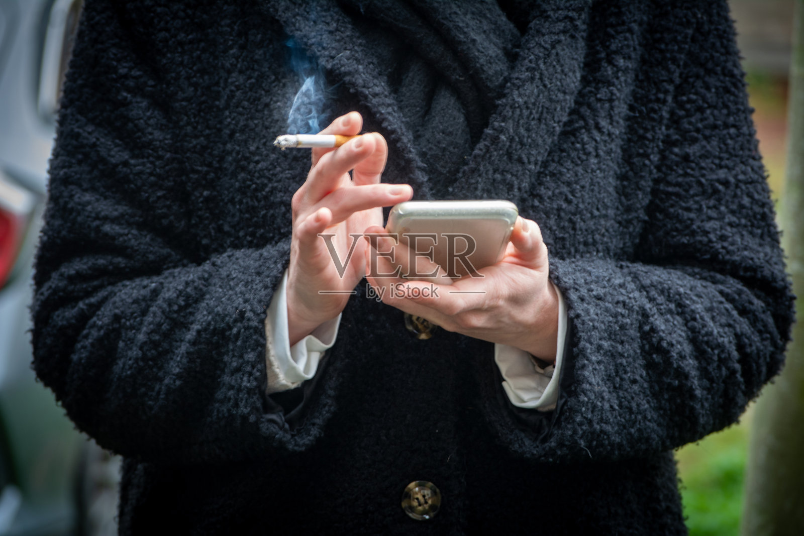 在网上发短信，抽烟的女人照片摄影图片