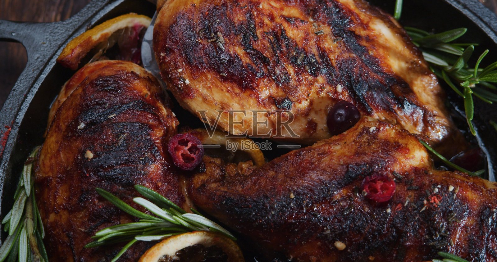 烤鸡胸肉配柠檬，迷迭香和蔓越莓酱汁照片摄影图片