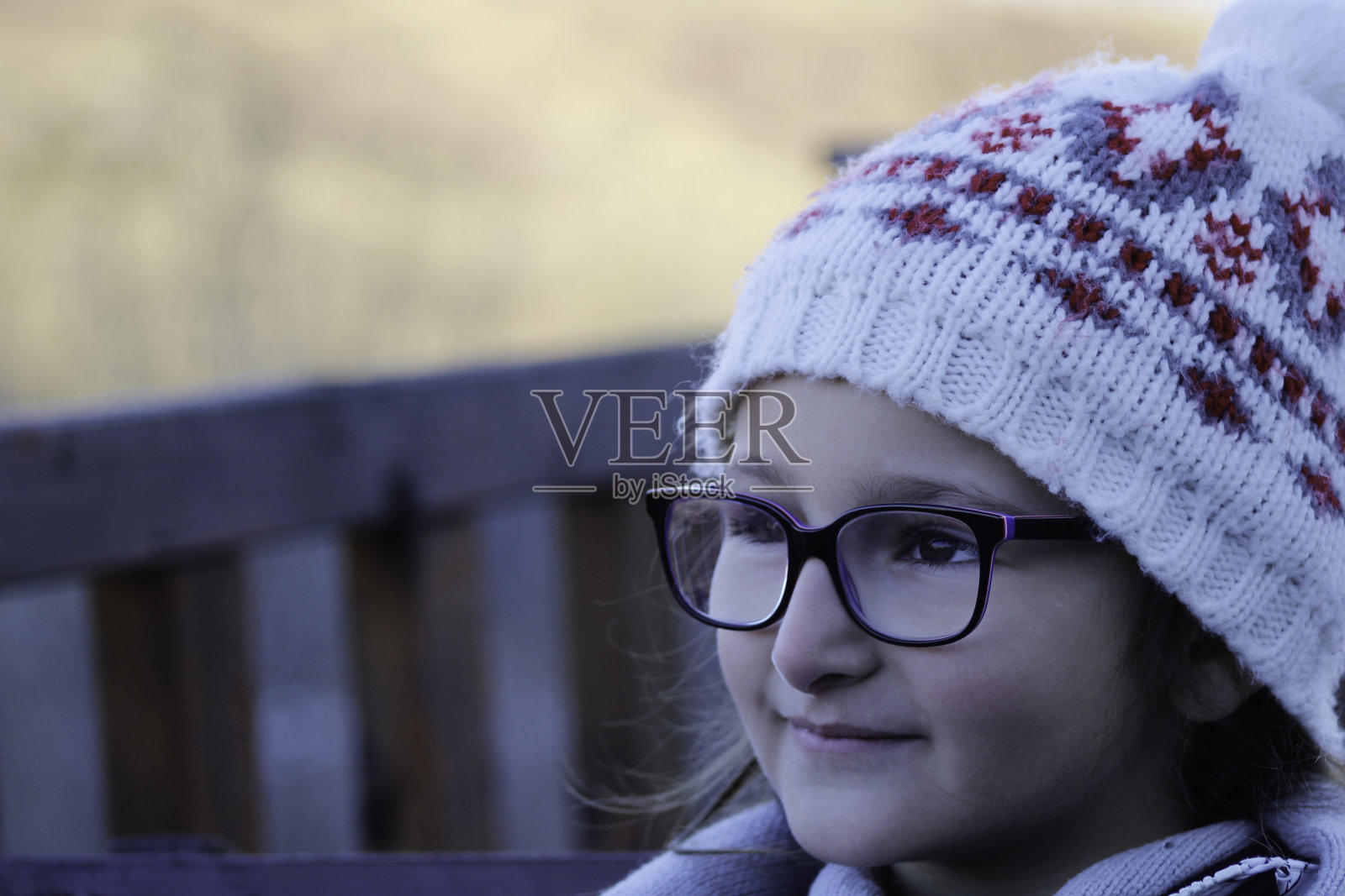 一个戴着帽子的年轻女孩的肖像，特写照片摄影图片