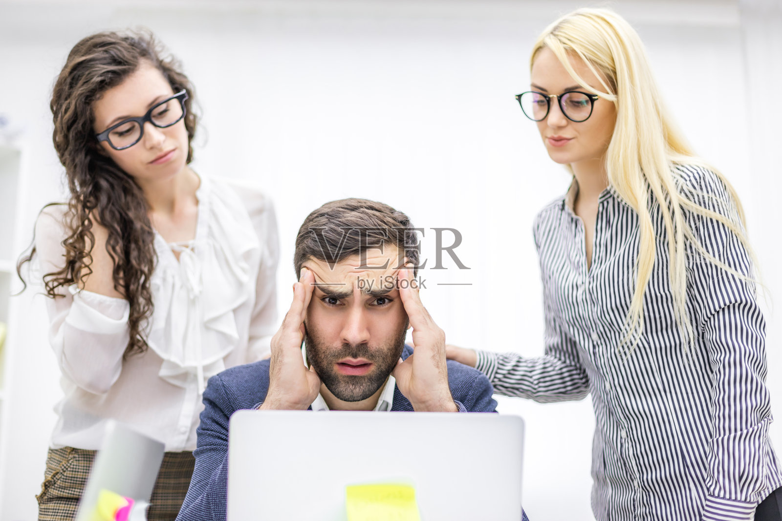 办公室经理和同事讨论问题的照片。照片摄影图片