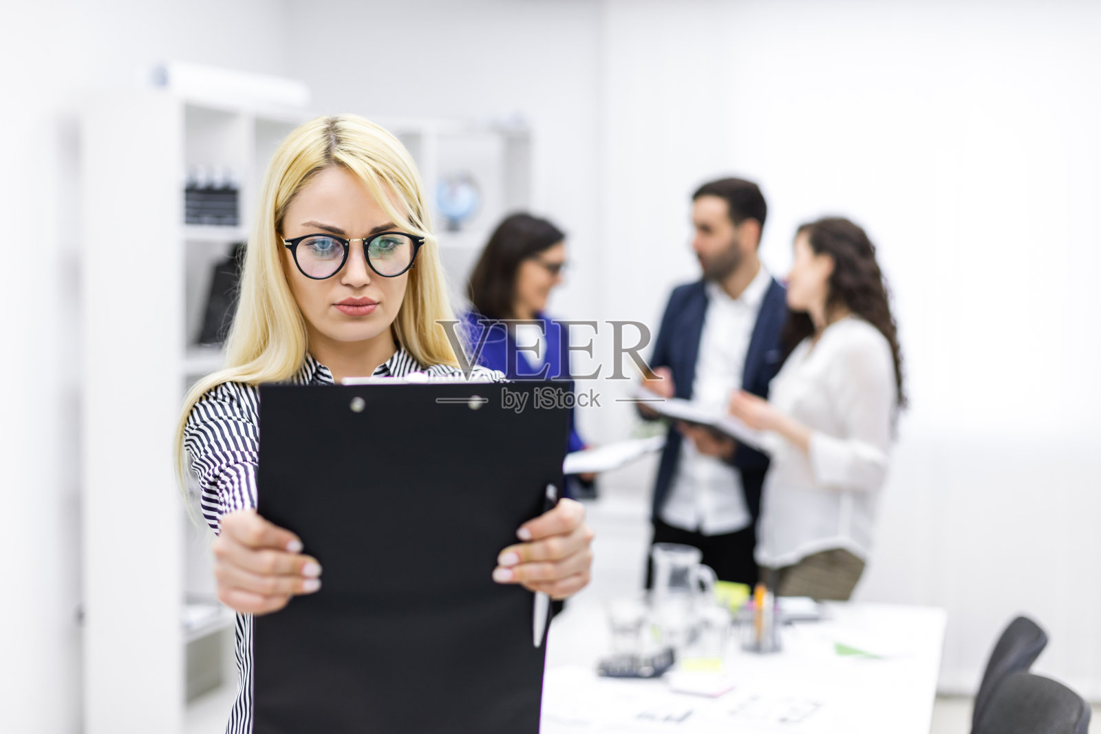 金发女商人和她的团队的特写。照片摄影图片