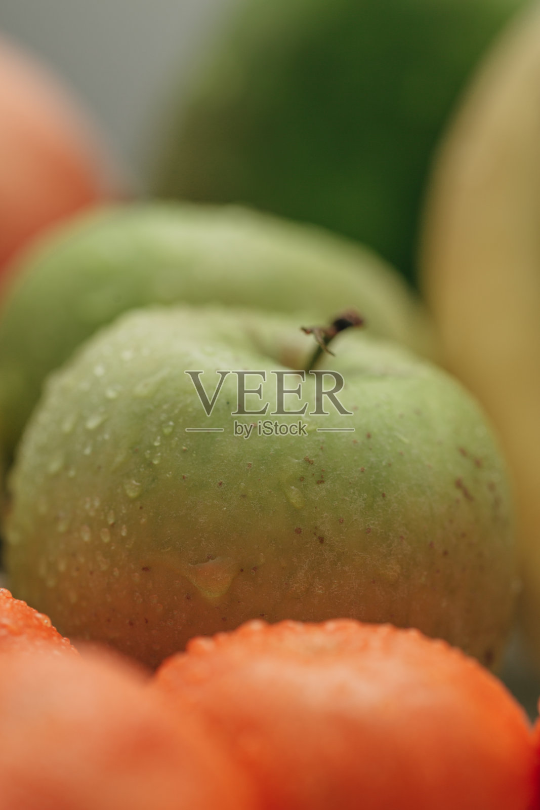 苹果皮上有水滴的特写照片摄影图片