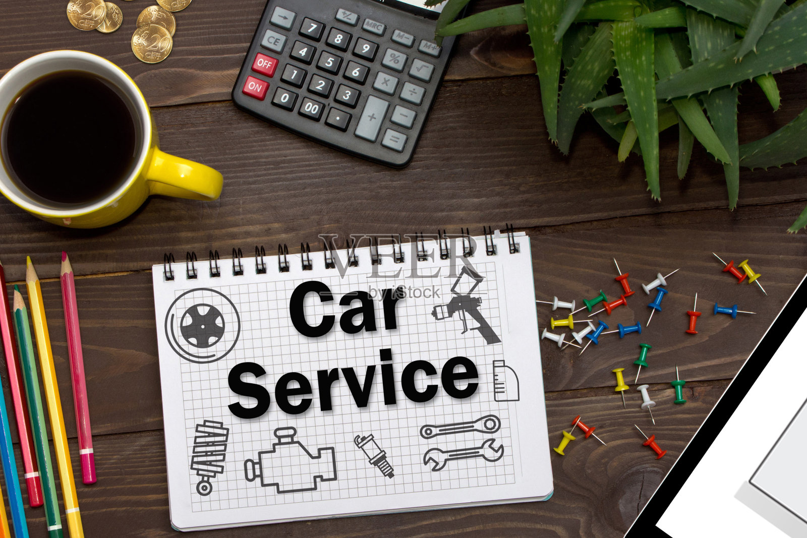 笔记本与笔记车服务在办公室的桌子上与工具。带有信息图元素的概念。照片摄影图片