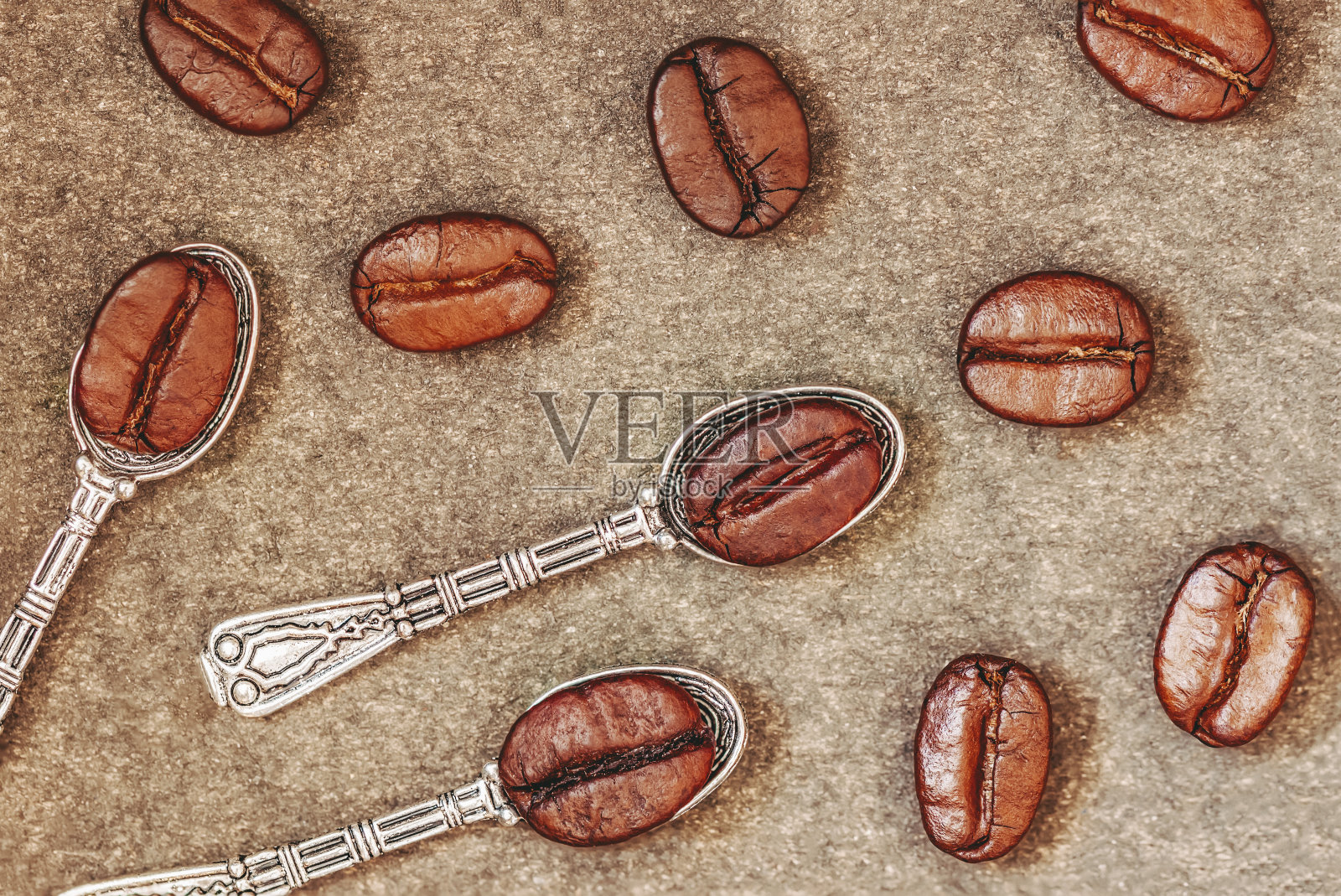 顶视图金属勺子和调味烤咖啡豆的背景麻袋照片摄影图片