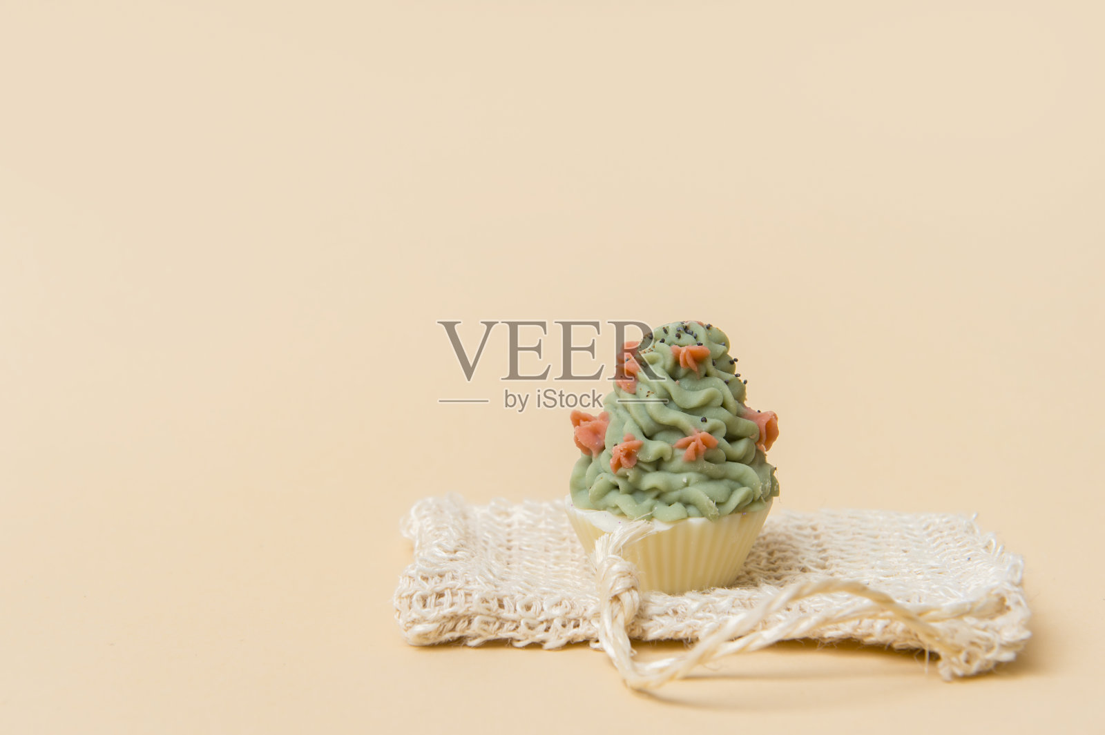 天然手工制作的肥皂，奶油色的蛋糕底色。零浪费，环保的化妆品理念。照片摄影图片