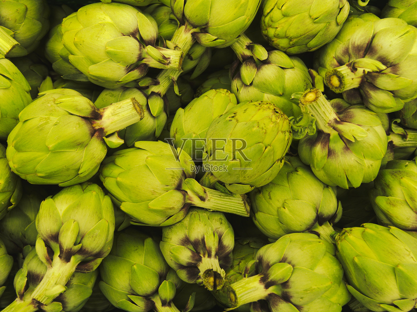 在市场上关闭洋蓟堆照片摄影图片