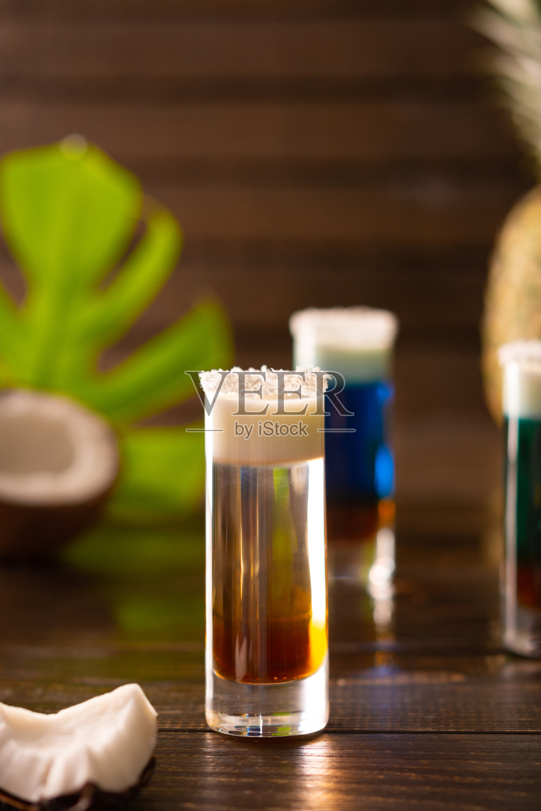 用椰子片装饰的热带酒精饮料照片摄影图片