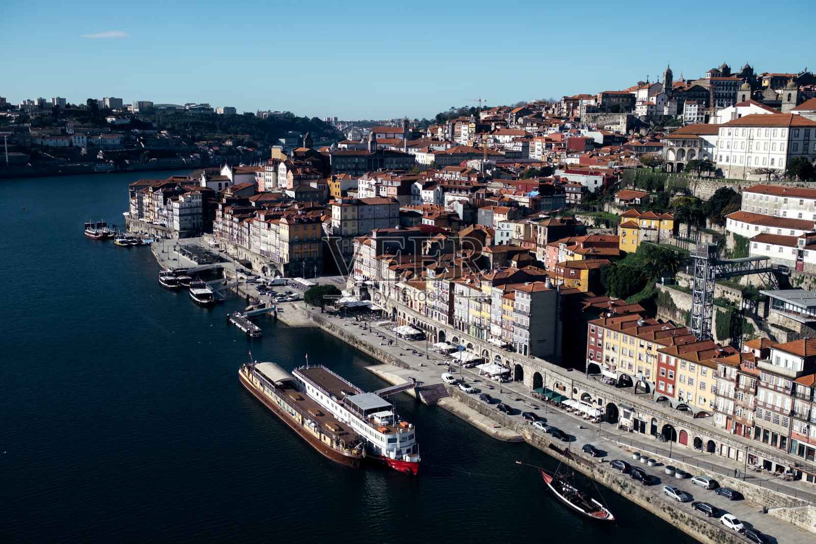 从葡萄牙波尔图的Don Luis I桥上看里贝拉。照片摄影图片