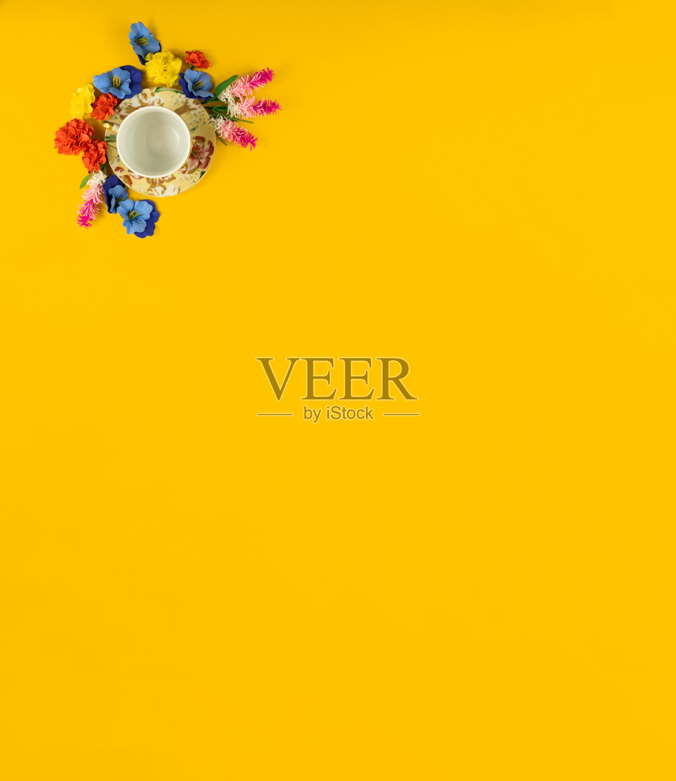 温馨的概念，设计以一套茶和花在一个黄色的背景，复制空间，俯视图，平躺照片摄影图片