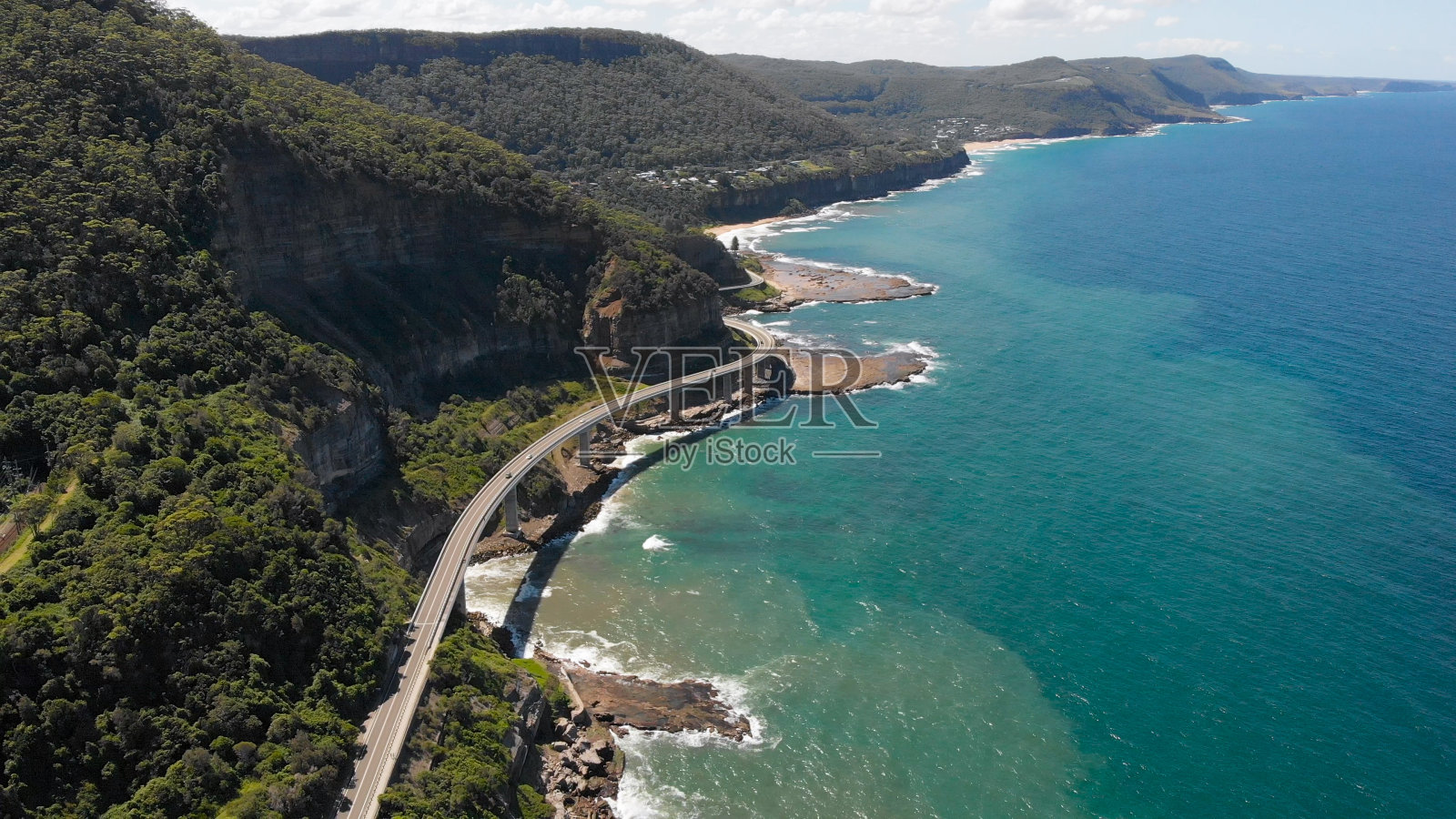 澳大利亚的海崖桥。这是一条美丽的滨海公路。美丽的景色在一个明媚的夏日照片摄影图片