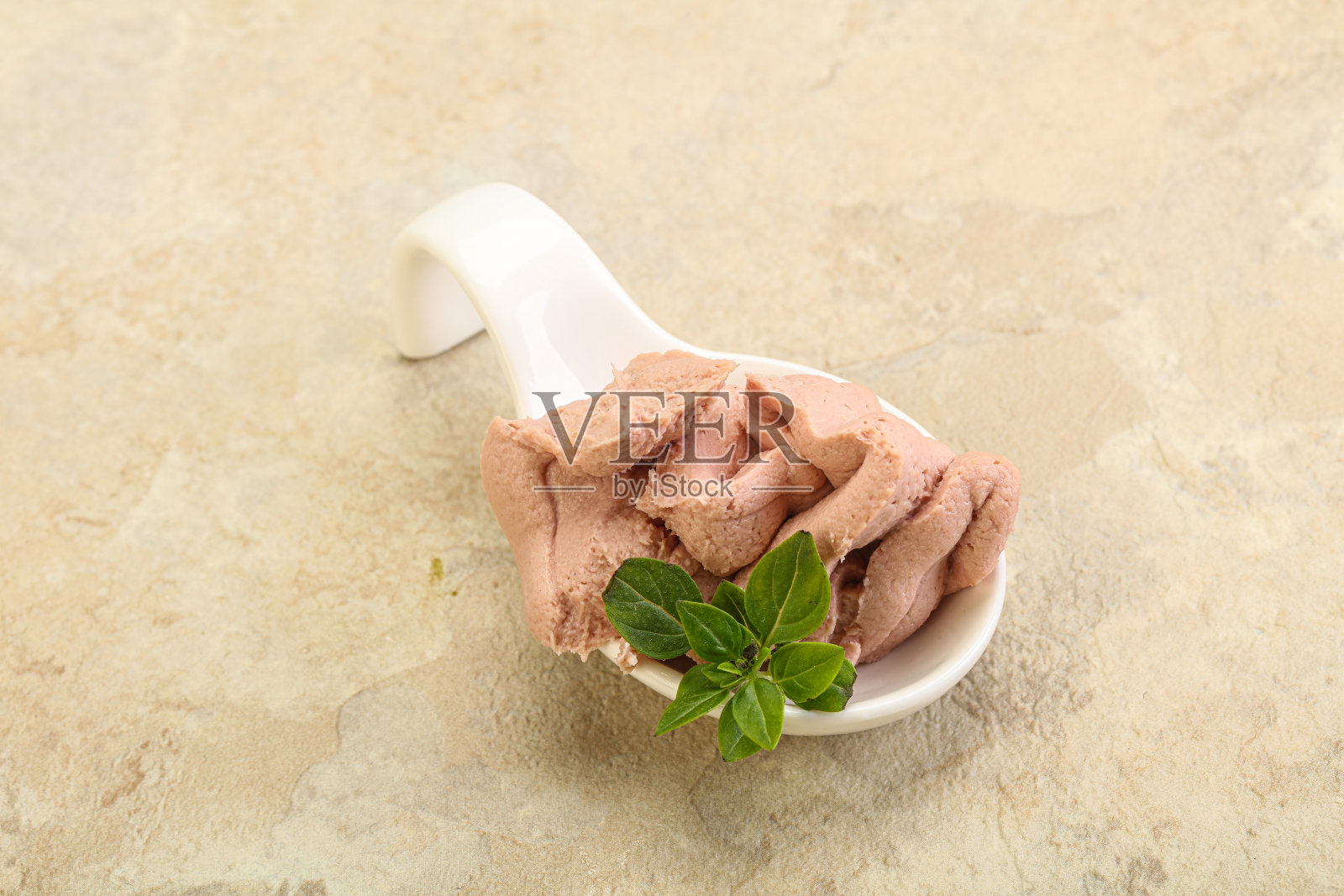 肝头放在碗里照片摄影图片