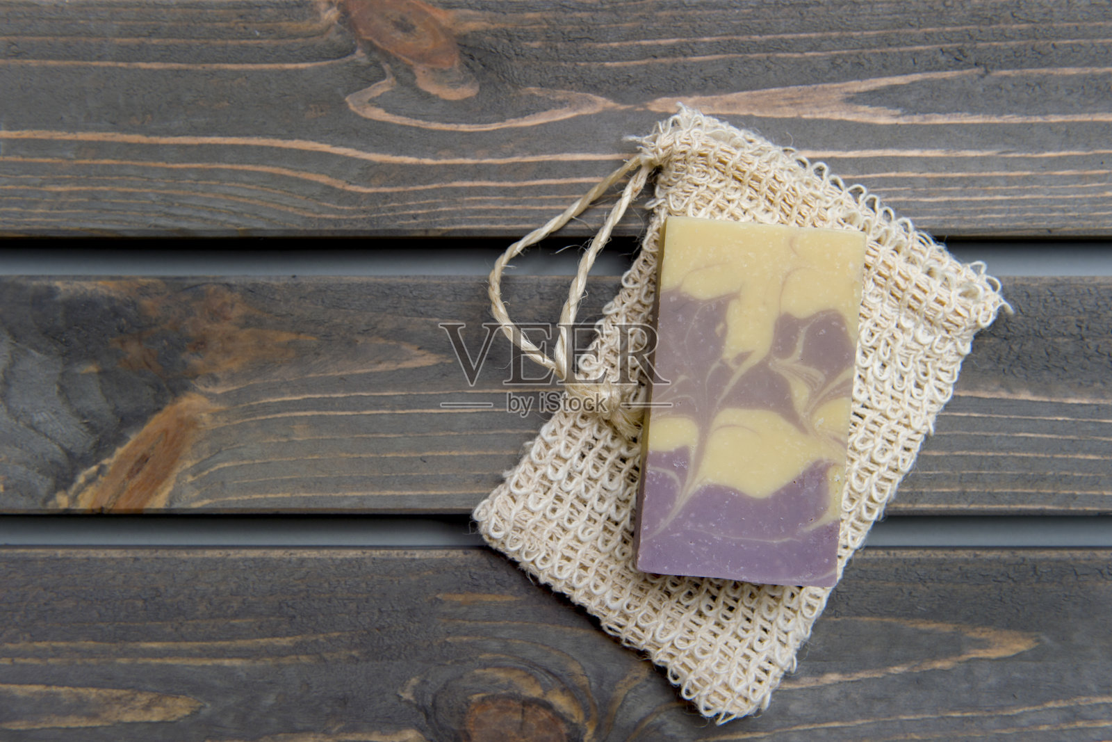 手工肥皂木桌的背景。“零浪费”的概念。照片摄影图片