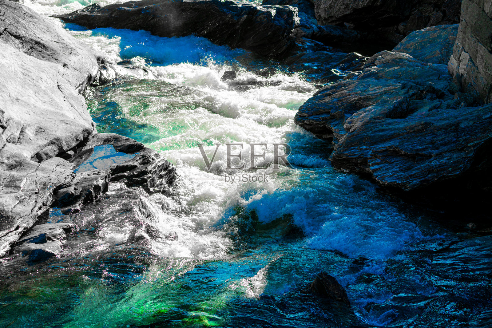 湍急湍急的河水，湍急的水流越过陡峭的悬崖。关闭了。照片摄影图片