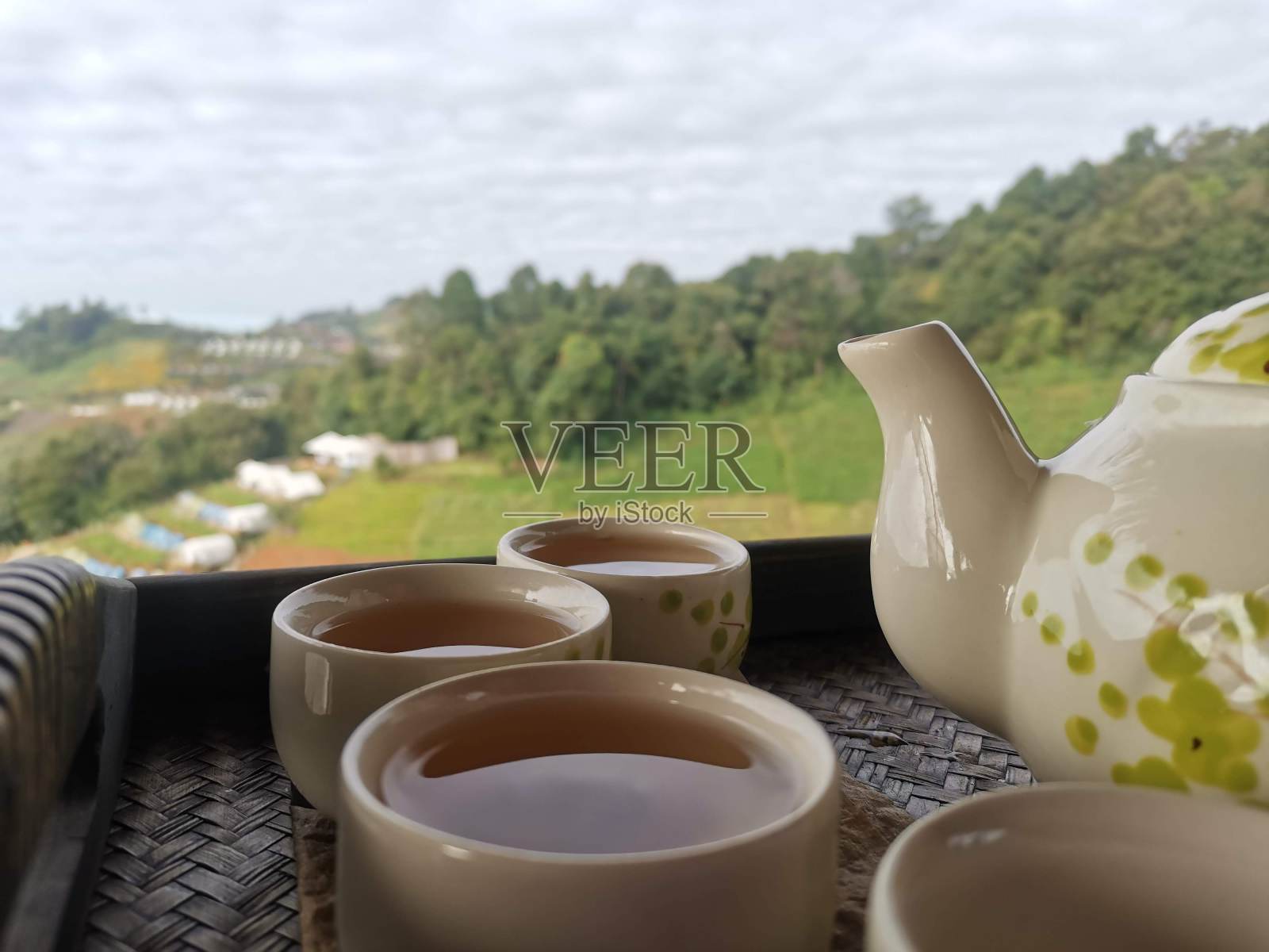 倒茶和模糊的背景照片摄影图片