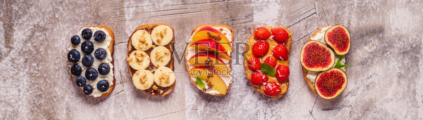 自制夏日烤面包，配奶油芝士、坚果酱、水果和浆果照片摄影图片